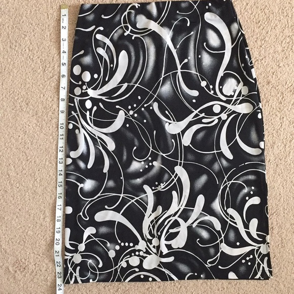 Black and White Skirt - Picture 5 of 9